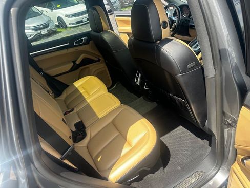 Used 2017 Porsche Cayenne AWD/4WD image 11