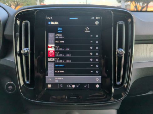 Used 2025 Volvo XC40 B5 Core image 23