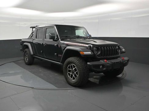 Used 2024 Jeep Gladiator Rubicon w/ Convenience Group AWD/4WD image 2