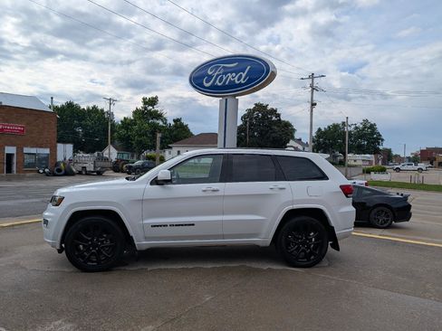 Used 2021 Jeep Grand Cherokee Laredo X AWD/4WD image 1