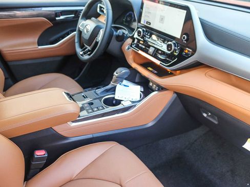 New 2026 Toyota Highlander Platinum AWD/4WD image 18