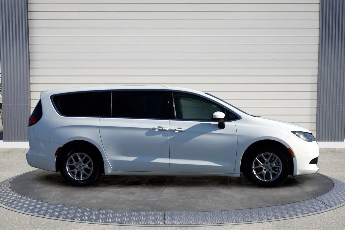 Used 2023 Chrysler Voyager LX FWD image 8