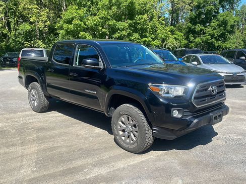 Used 2017 Toyota Tacoma SR5 w/ Tow Package AWD/4WD image 11