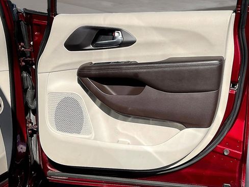 Used 2017 Chrysler Pacifica Touring-L image 29