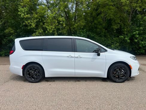 Used 2024 Chrysler Pacifica Limited FWD image 2