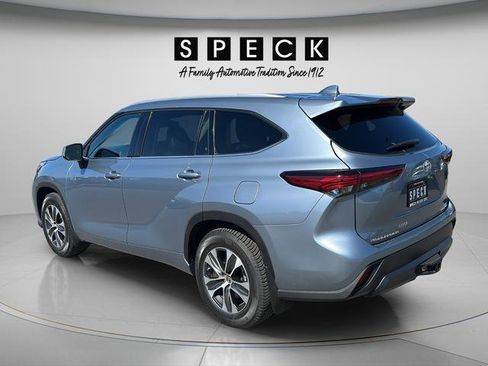 Used 2022 Toyota Highlander XLE AWD/4WD image 3