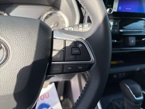 Used 2025 Toyota Highlander XLE AWD/4WD image 18