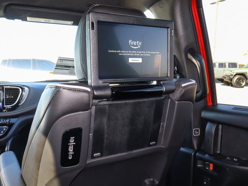 New 2026 Chrysler Pacifica Limited w/ Uconnect Theater Family Group image 22