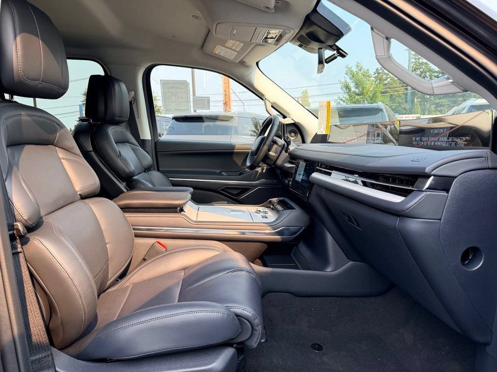 New 2027 Lincoln Navigator Premiere AWD/4WD image 9