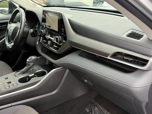 Used 2024 Toyota Highlander LE FWD image 19