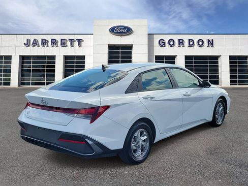 Used 2025 Hyundai Elantra SE FWD image 4