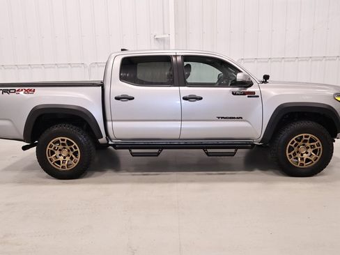 Used 2019 Toyota Tacoma TRD Off-Road AWD/4WD image 2