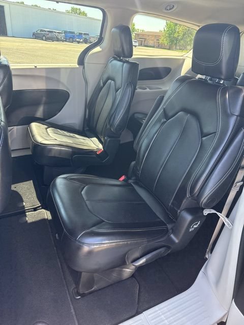 Used 2023 Chrysler Pacifica Touring-L FWD image 15