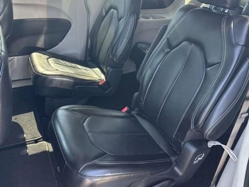 Used 2023 Chrysler Pacifica Touring-L FWD image 15