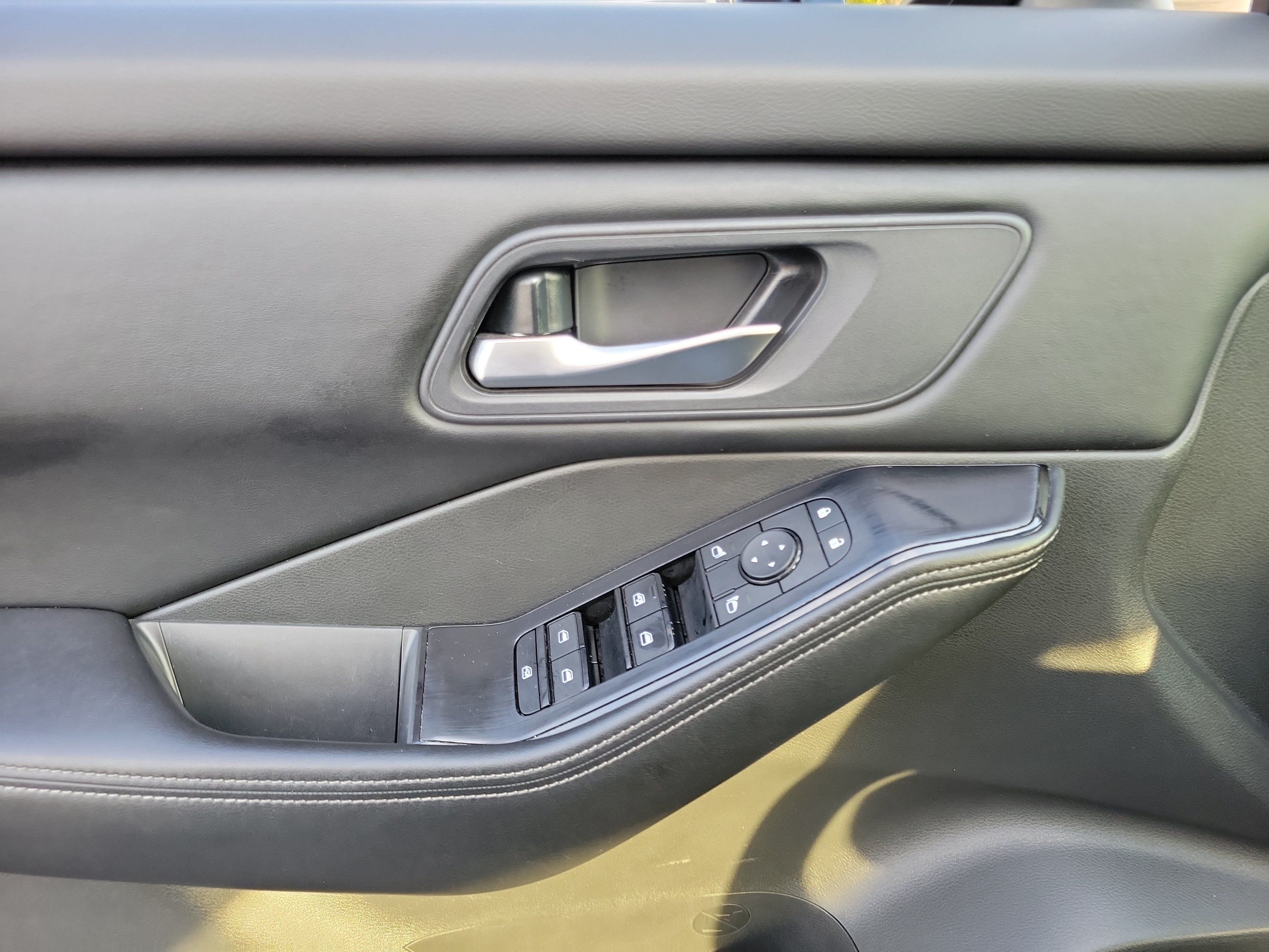 Used 2025 Nissan Rogue SV AWD/4WD image 17