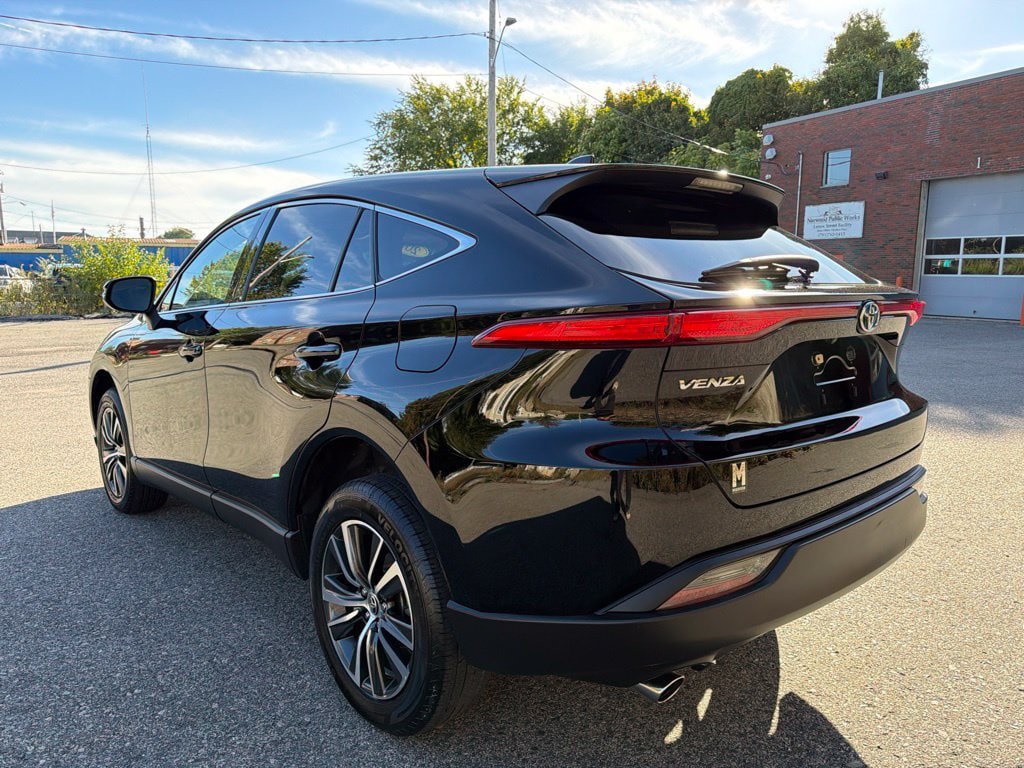 Used 2023 Toyota Venza LE AWD/4WD image 4