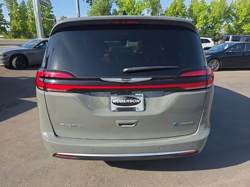 Used 2023 Chrysler Pacifica Pinnacle FWD image 4