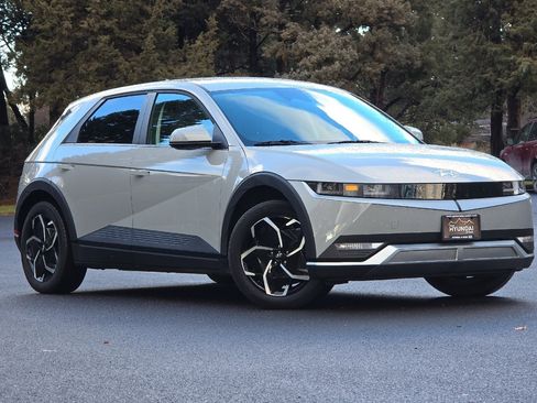 Used 2023 Hyundai Ioniq 5 SE image 2