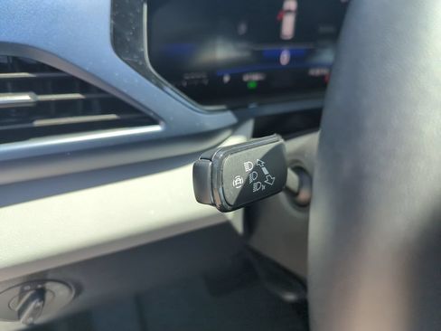 Used 2023 Volkswagen Taos SE w/ Panoramic Sunroof Package FWD image 21