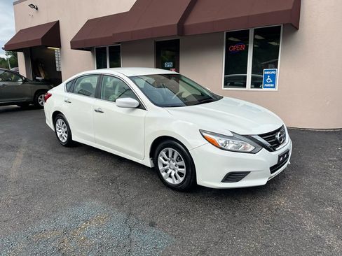 Used 2017 Nissan Altima 2.5 S w/ Power Driver Seat Package FWD image 3