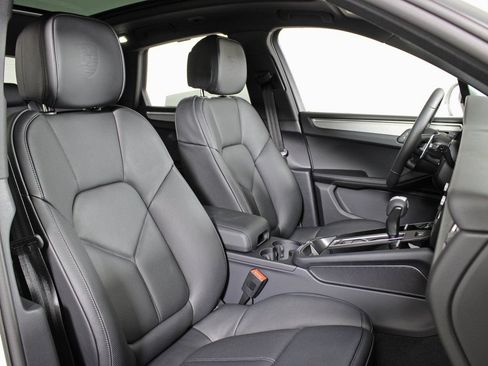 Certified 2026 Porsche Macan AWD/4WD image 39