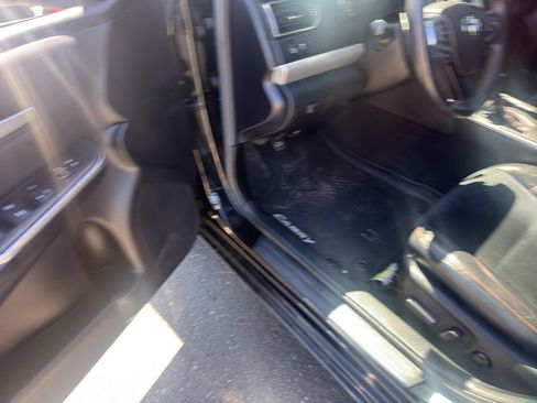 Used 2017 Toyota Camry XSE w/ Moonroof Package FWD image 4