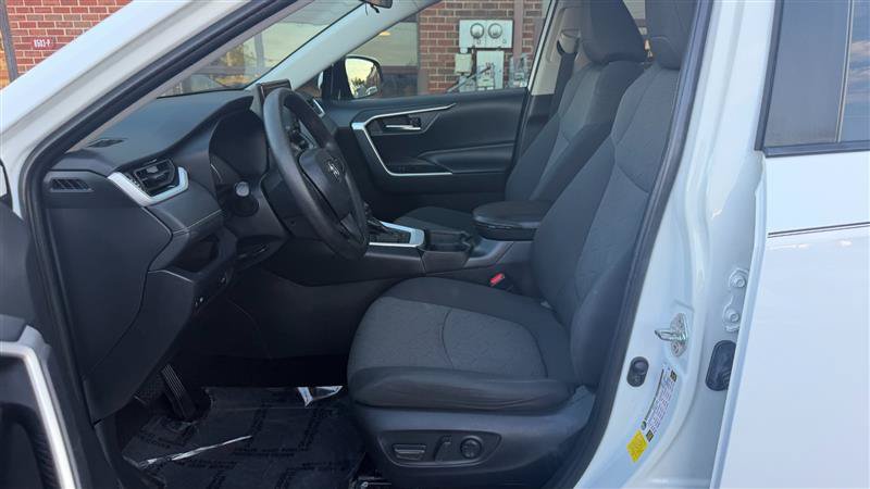 Used 2020 Toyota RAV4 XLE w/ Convenience Package FWD image 24