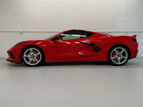 Used 2021 Chevrolet Corvette Stingray Premium Cpe w/ Z51 Performance Package RWD image 3