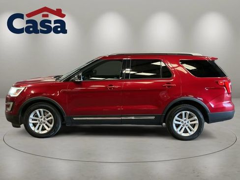 Used 2017 Ford Explorer XLT w/ Equipment Group 202A FWD image 3