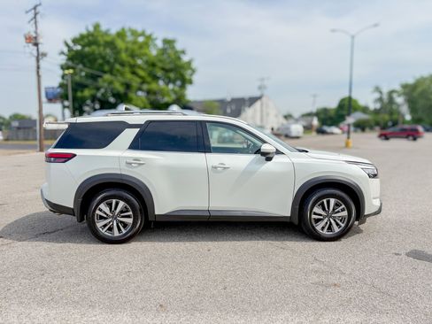 Used 2023 Nissan Pathfinder SL w/ Black Appearance Package AWD/4WD image 18