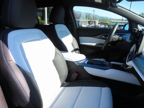 Used 2025 Chevrolet Equinox EV LT w/ Convenience Package II image 37