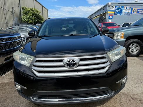 Used 2013 Toyota Highlander SE FWD image 2