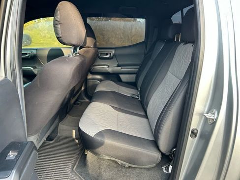 Used 2022 Toyota Tacoma TRD Off-Road w/ Technology Package image 12