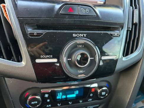 Used 2012 Ford Focus Titanium FWD image 28