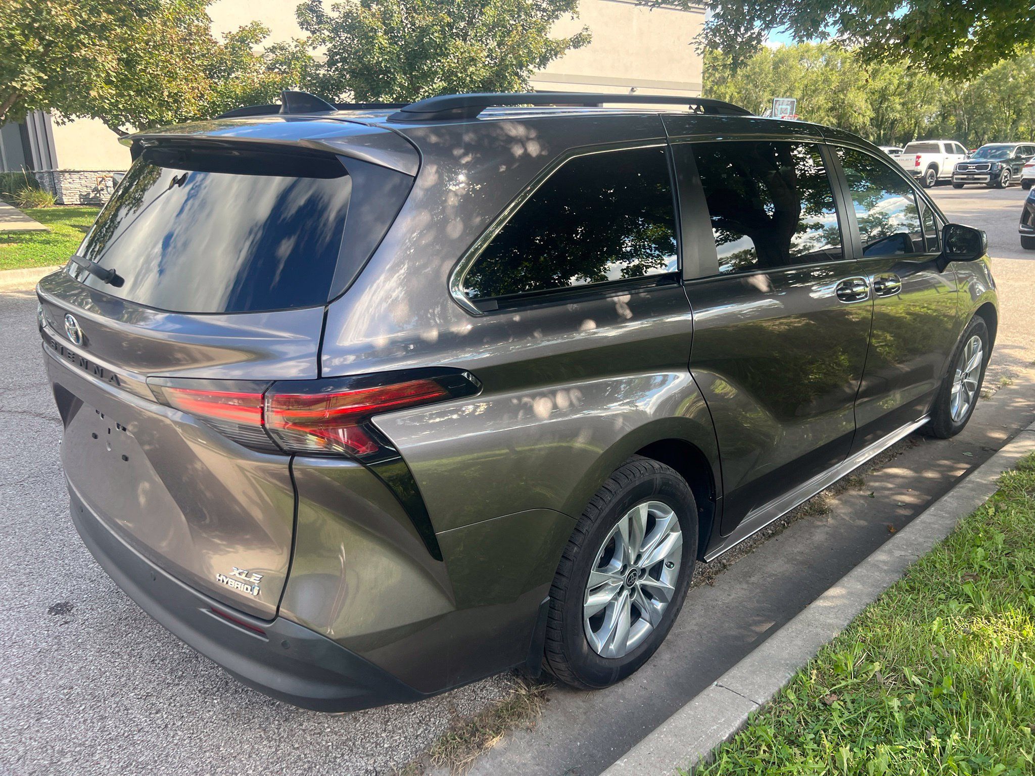 Used 2022 Toyota Sienna XLE w/ XLE Plus Package AWD/4WD image 5
