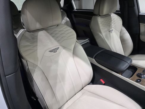 Used 2024 Bentley Bentayga Extended Wheelbase image 28