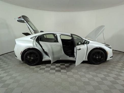 Used 2025 Toyota Prius FWD image 9