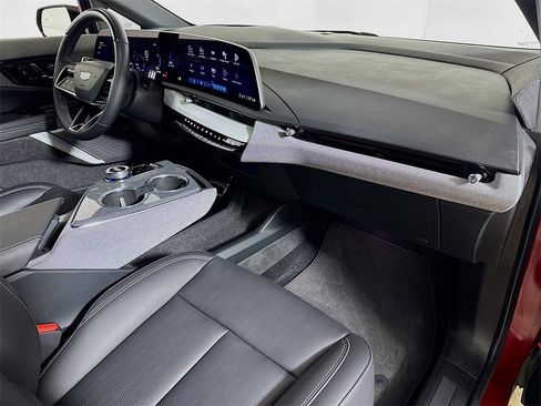 Certified 2025 Cadillac Optiq Luxury 2 image 29