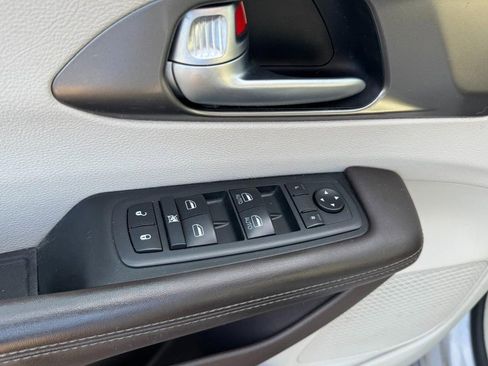 Used 2018 Chrysler Pacifica Touring-L image 15