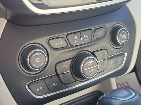 Used 2020 Jeep Cherokee Limited AWD/4WD image 18