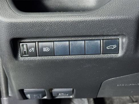 Used 2019 Toyota RAV4 XLE w/ Convenience Package FWD image 11