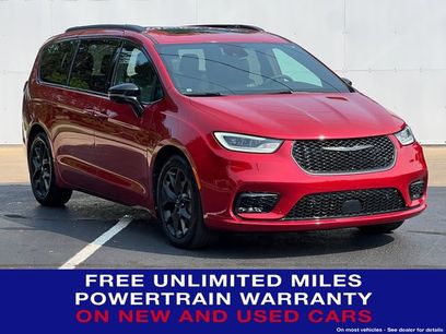 Used 2024 Chrysler Pacifica Limited w/ Uconnect Theater Family Group
