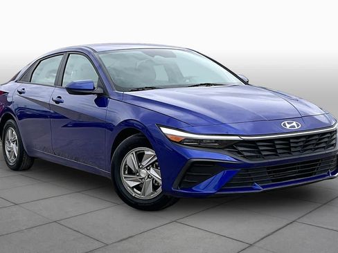 Used 2024 Hyundai Elantra SE image 3