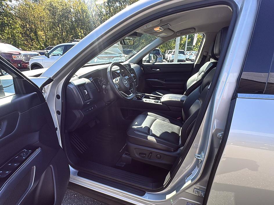 Certified 2025 Nissan Pathfinder SL AWD/4WD image 13