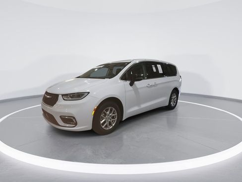 Used 2024 Chrysler Pacifica Touring-L image 4