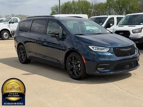 Used 2025 Chrysler Pacifica Limited FWD image 3