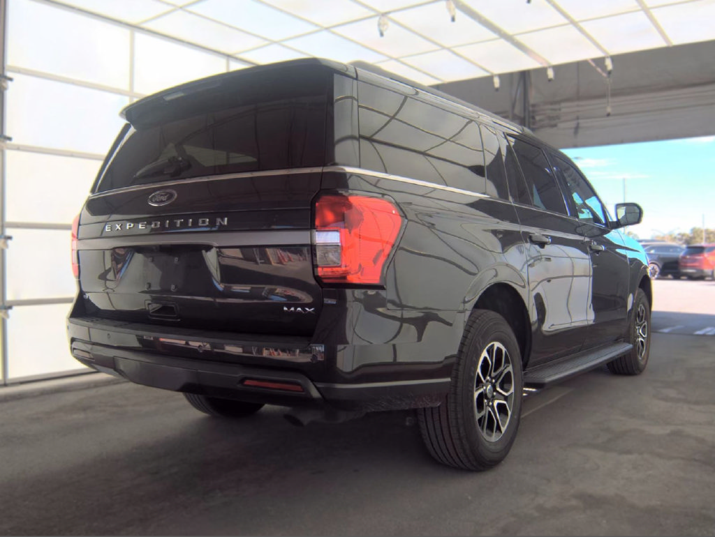 Used 2024 Ford Expedition Max XLT RWD image 2