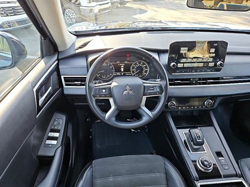 Used 2024 Mitsubishi Outlander SE image 15
