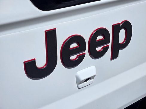 Used 2022 Jeep Gladiator Rubicon w/ LED Lighting Group AWD/4WD image 12