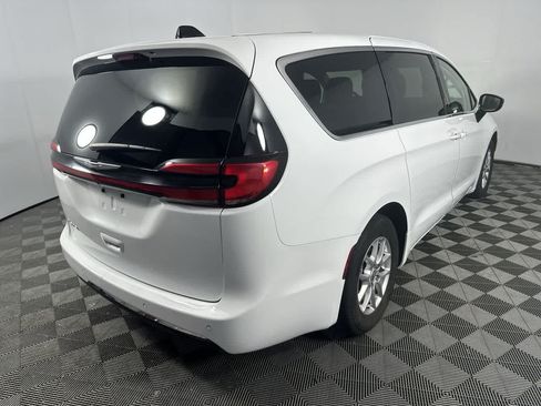 Used 2024 Chrysler Pacifica Touring-L FWD image 8